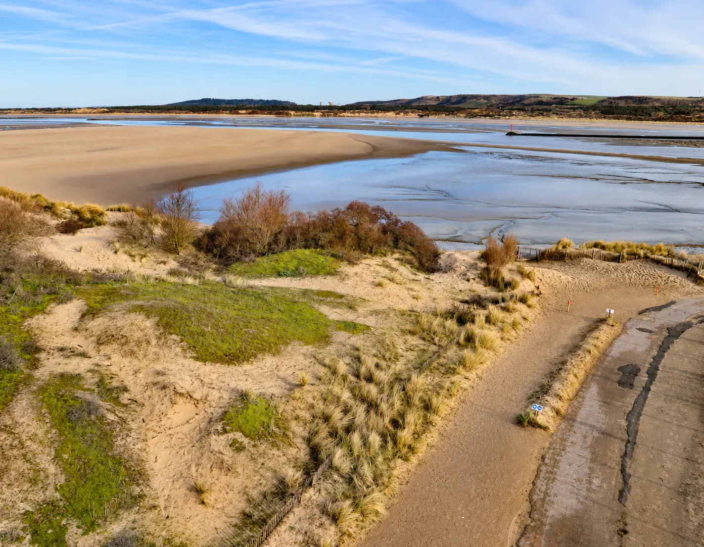 Baie de Canche — estuaire à marée basse, dunes et sentier