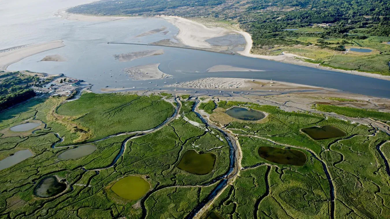 Baie de Canche vue du ciel — estuaire, bancs de sable et marais