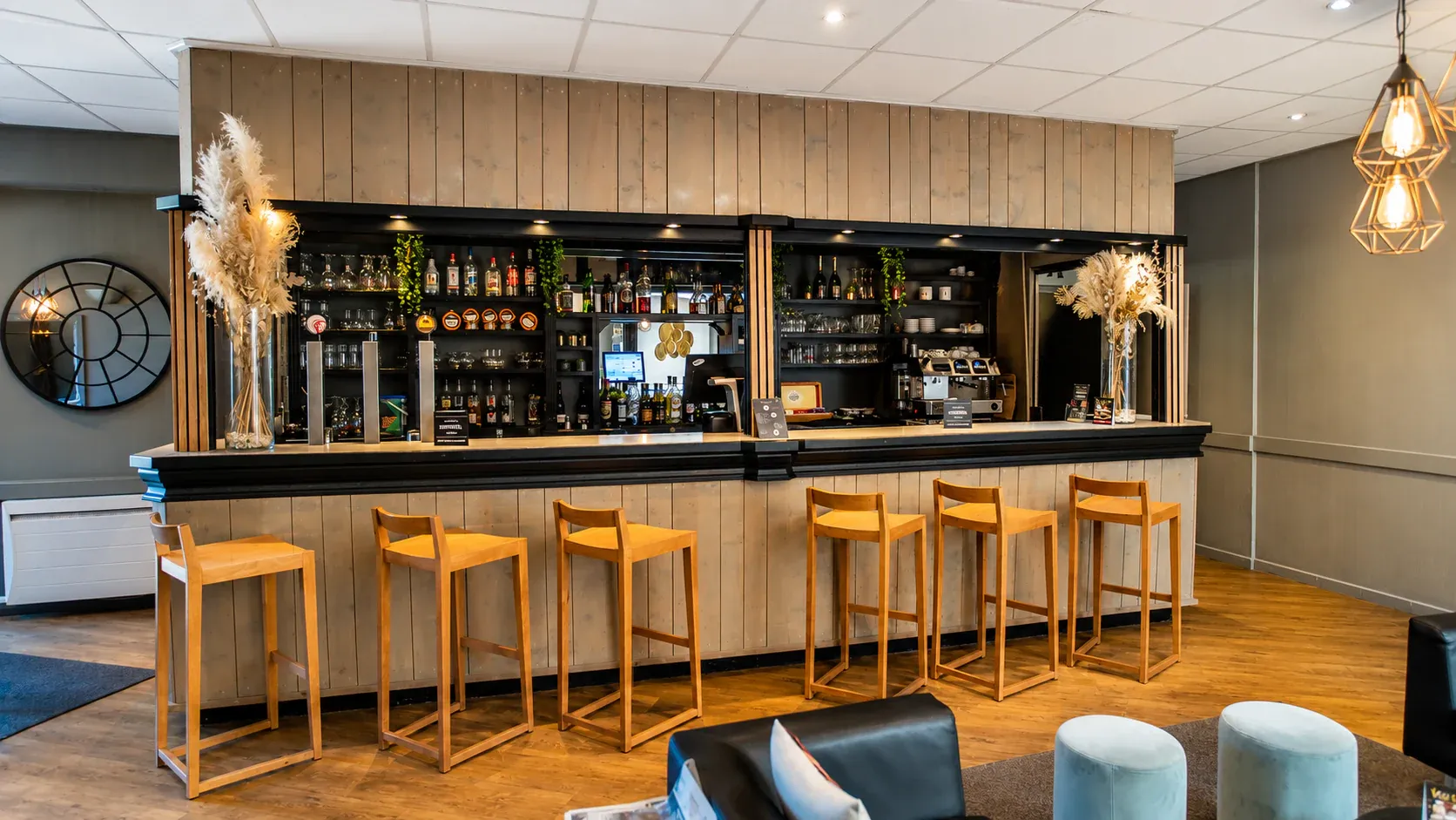 Le bar — le comptoir