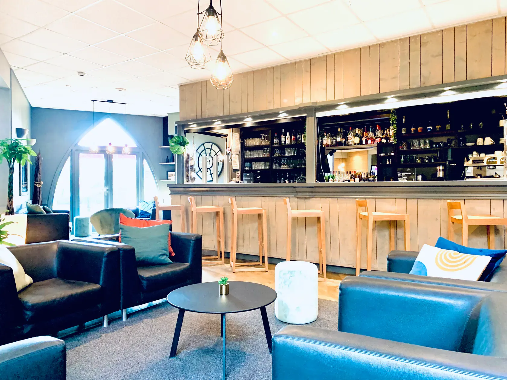 Le bar — vue d'ensemble