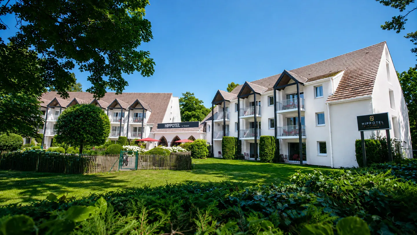 Le bâtiment — depuis la pelouse