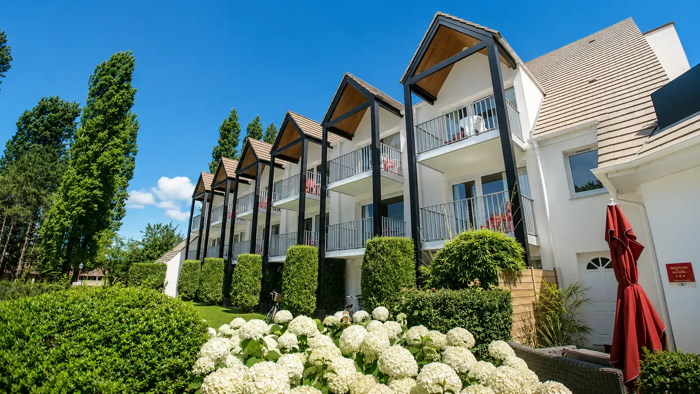 Façade — balcons sur la forêt