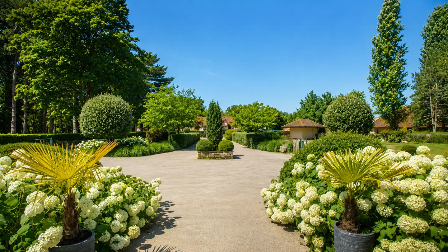 L'allée du jardin de l'Hippotel, bordée d'arbres