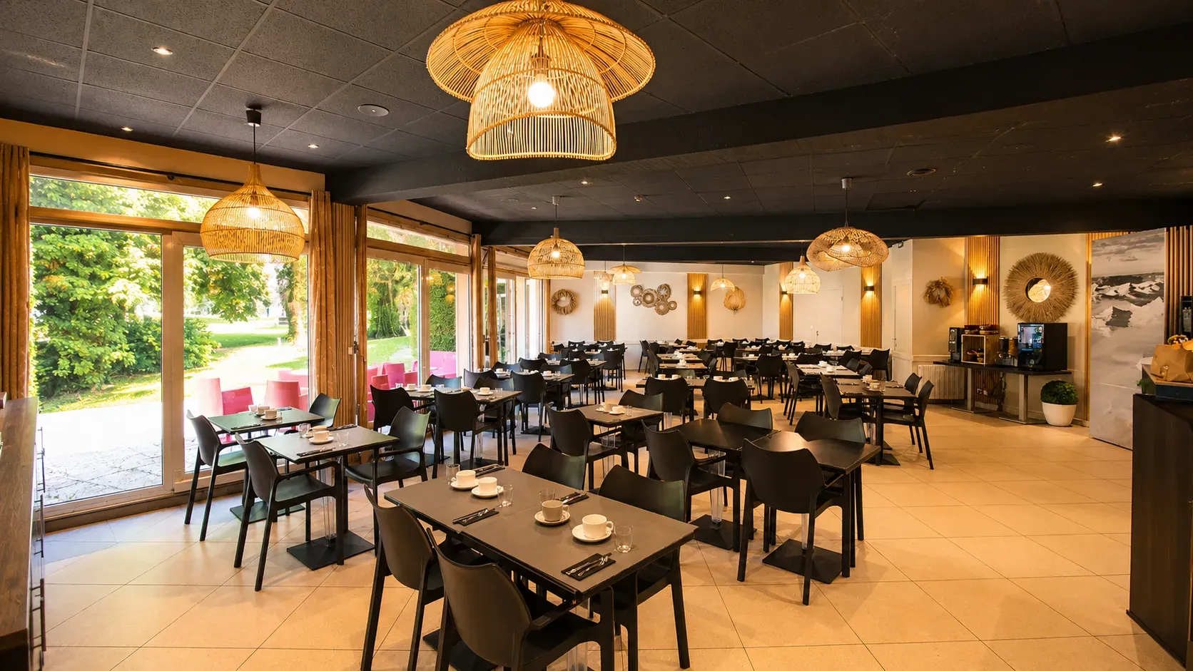 Salle de petit déjeuner — vue d'ensemble