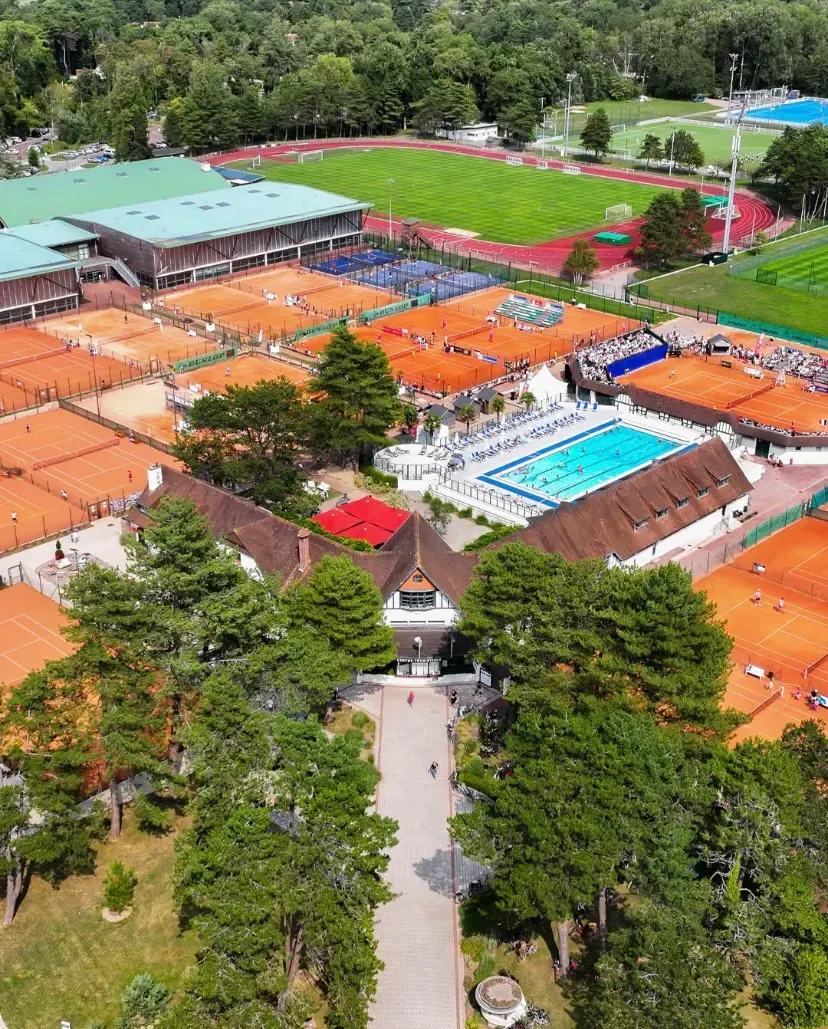 Centre Tennistique Pierre de Coubertin vu du ciel — courts en terre battue, club-house et Piscine du Tennis